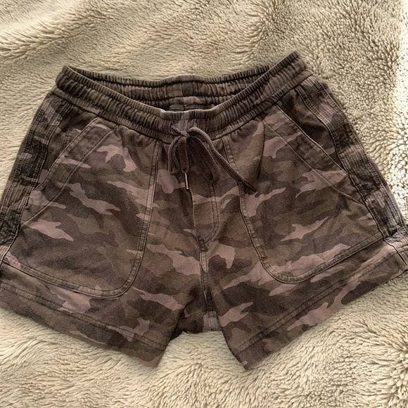 Athleta camo shorts - Picture 1 of 3